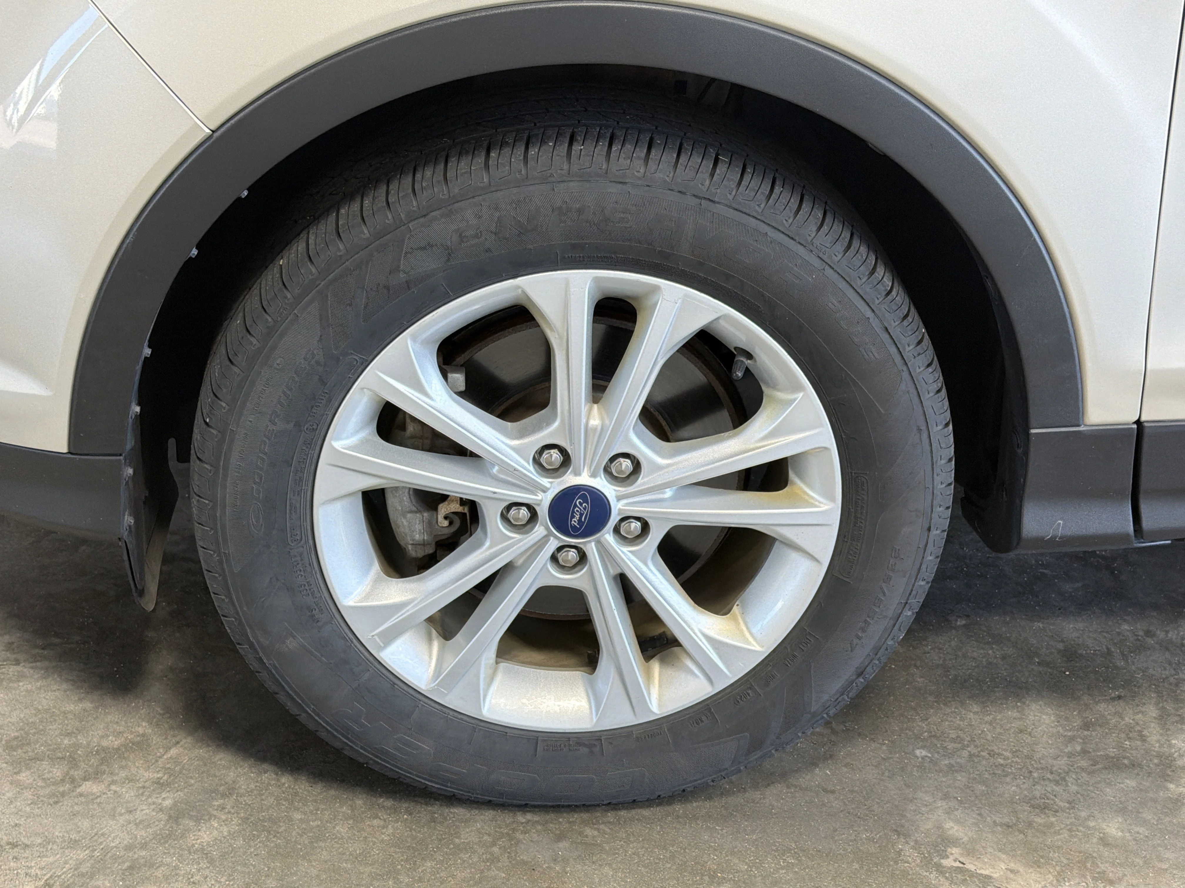 Used 2018 White Gold Metallic Ford SE image 5