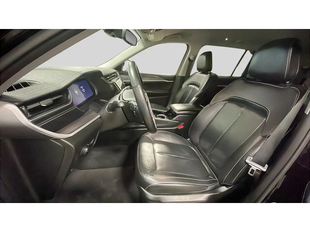 Used 2022 Ember Pearlcoat Jeep Limited image 11