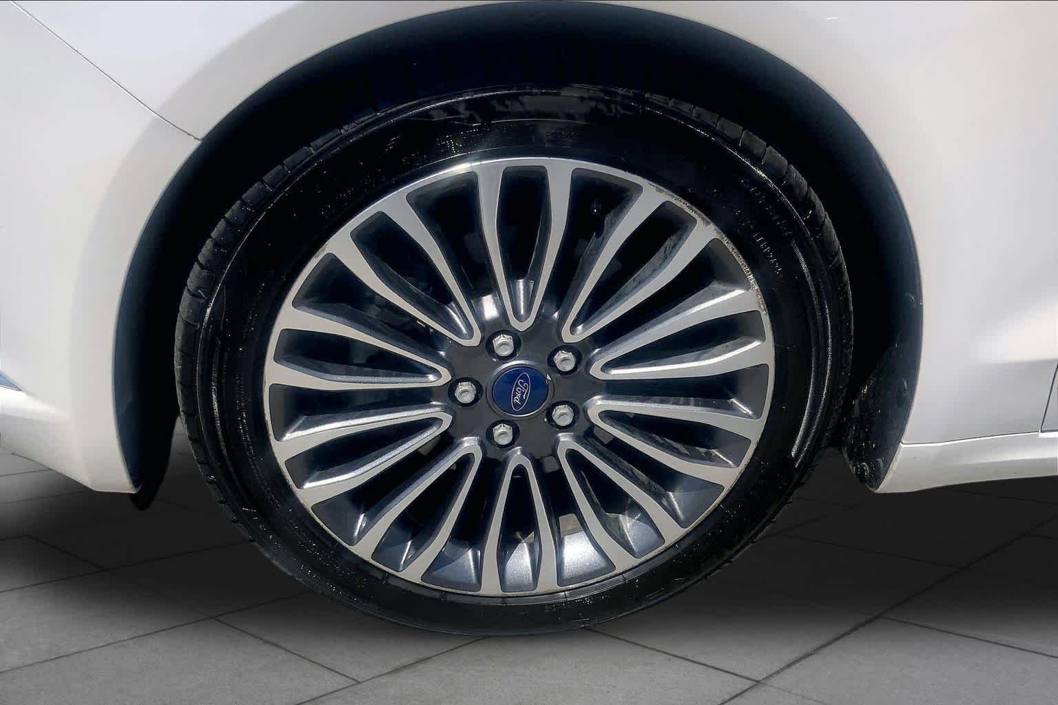 Used 2017 White Platinum Metallic Tri-Coat Ford SE image 10