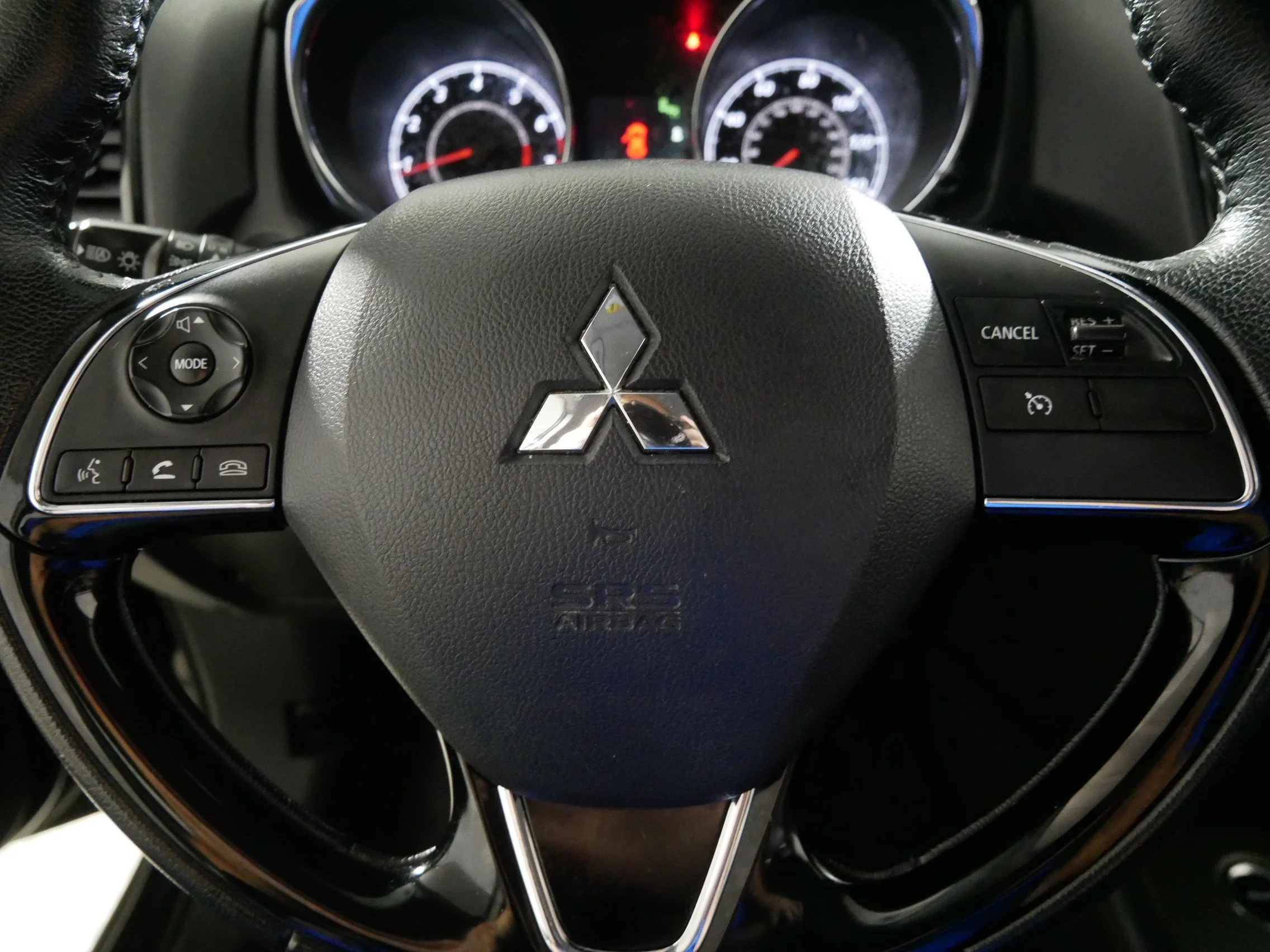 Used 2024 Labrador Black Pearl Mitsubishi SE image 25