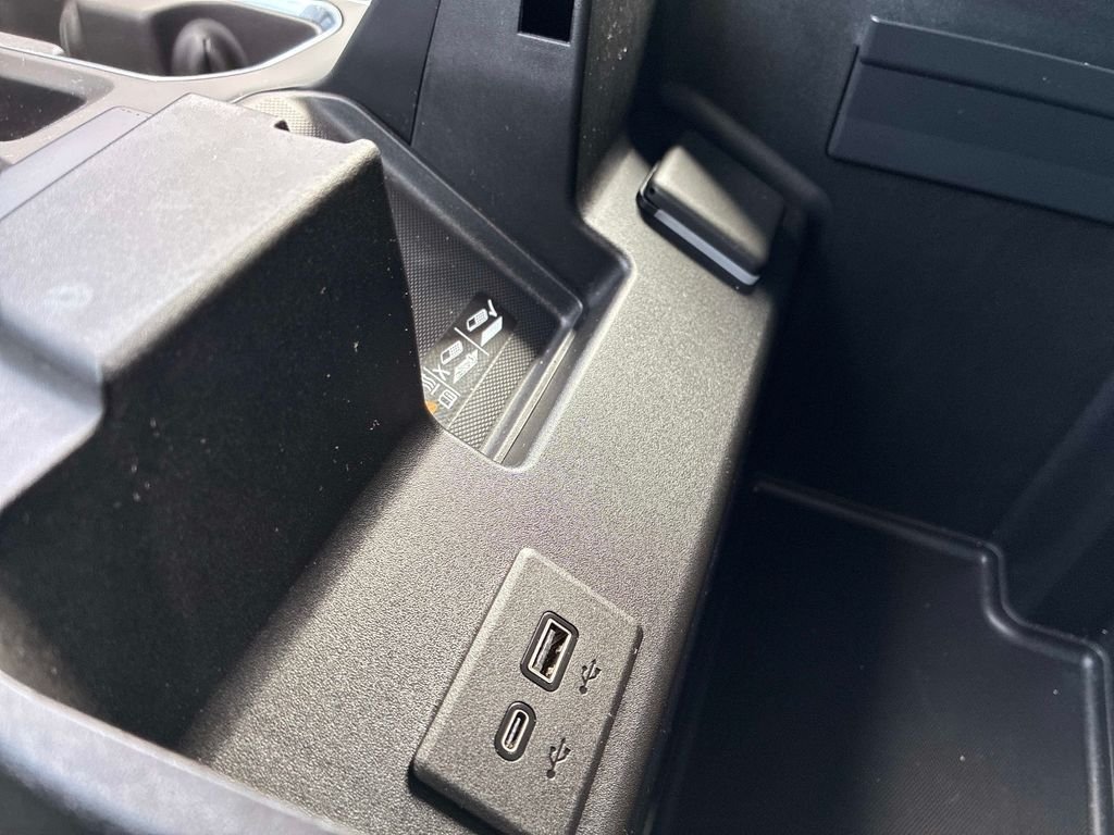 Used 2024  GMC Elevation image 32