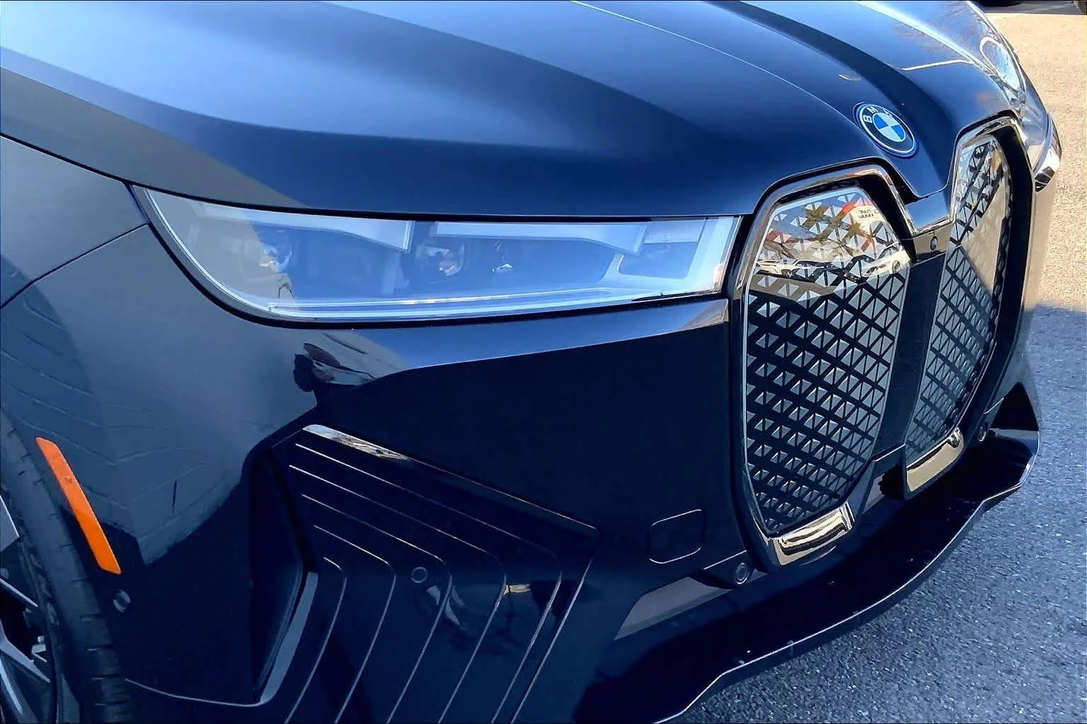 Certified Used 2025 Black Sapphire Metallic BMW M60 image 29