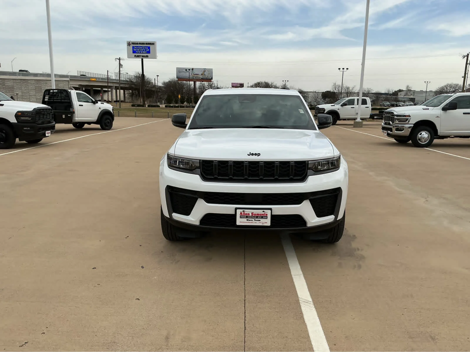 New 2026 Bright White Clear-Coat Exterior Paint Jeep Laredo Altitude image 3