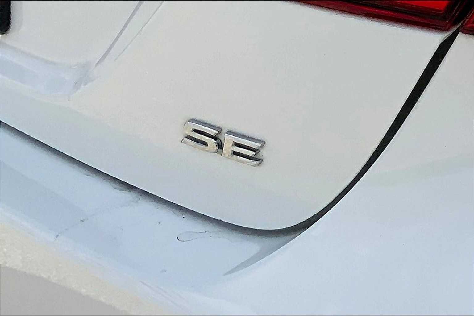 Used 2024 Ice Cap Toyota SE image 29