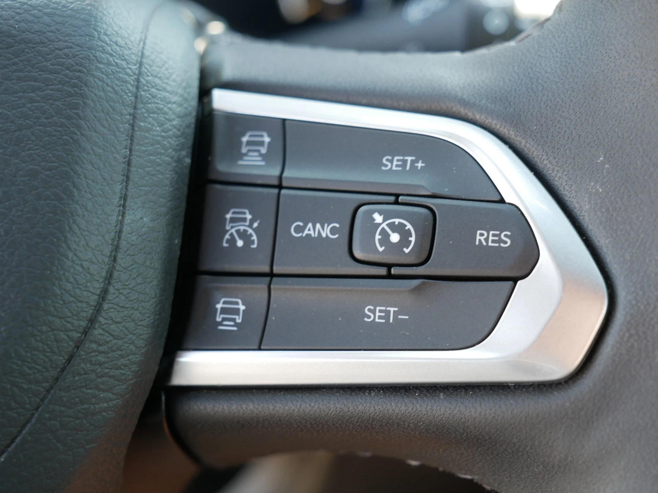 Used 2025 Diamond Black Crystal Pearlcoat Jeep Limited image 29