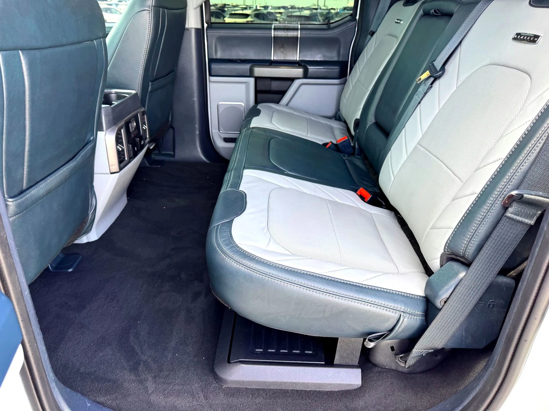 Used 2022  Ford Limited image 19