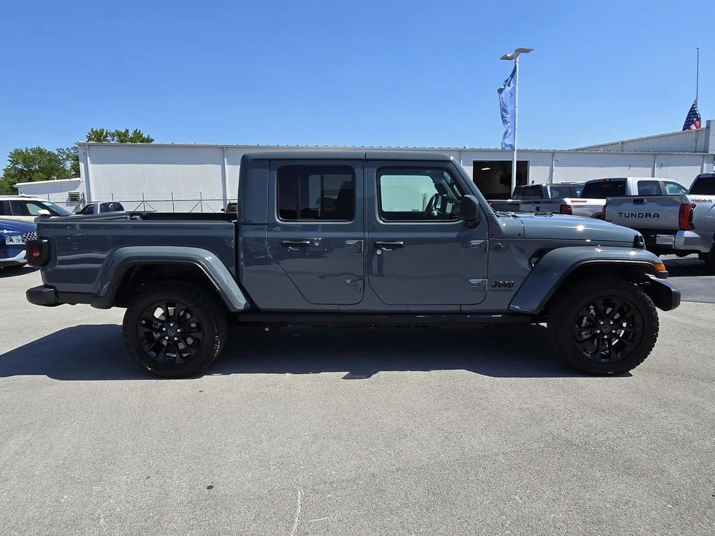 Used 2025 Anvil Clearcoat Jeep Nighthawk image 4