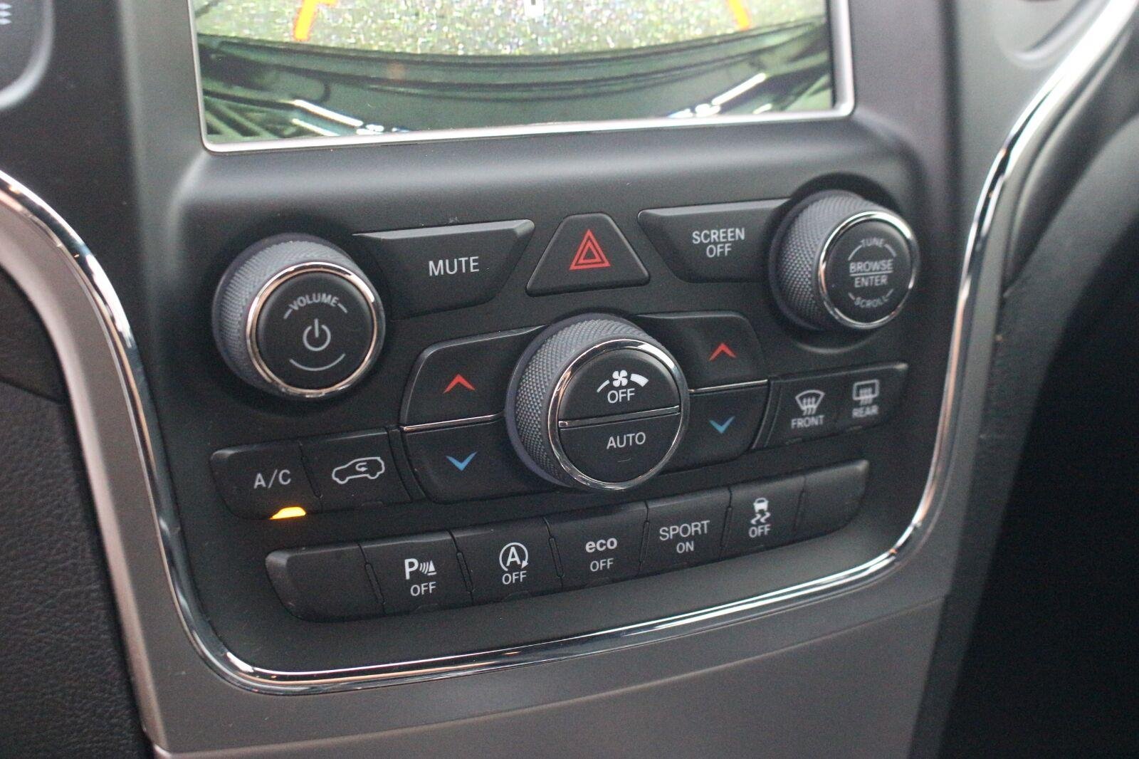Used 2018  Jeep Laredo E image 22