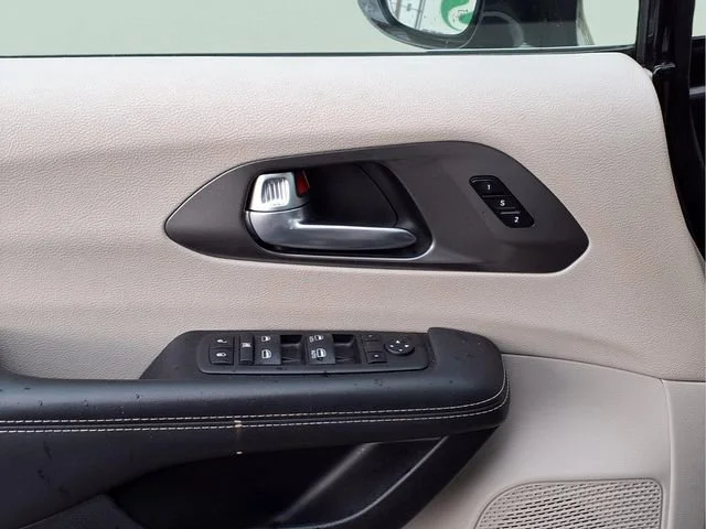 Used 2024  Chrysler Touring L image 13