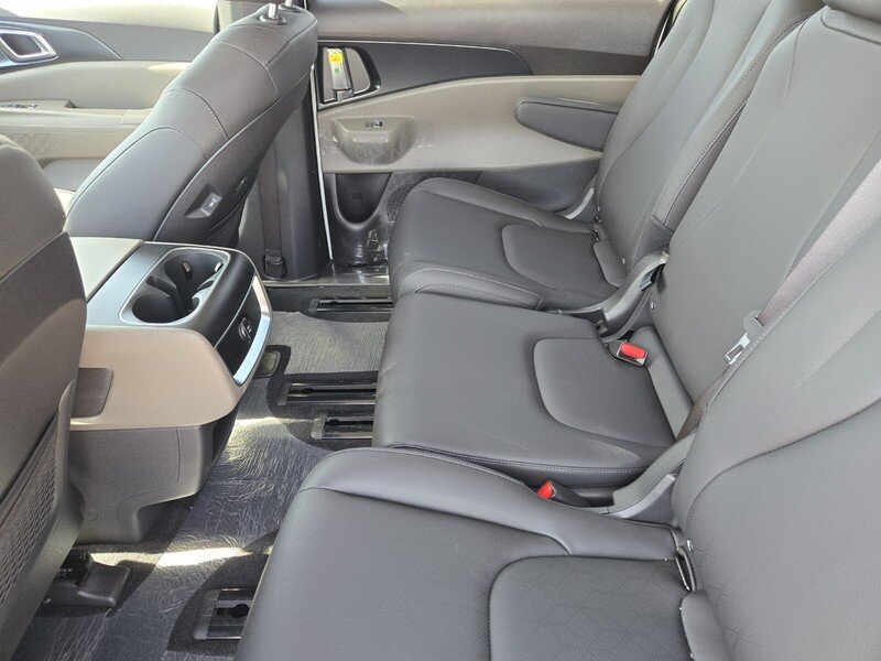 New 2026 Snow White Pearl Kia LXS image 8