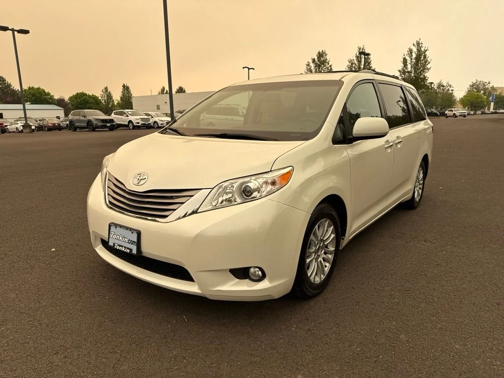 Used 2015 Blizzard Pearl Toyota XLE image 3