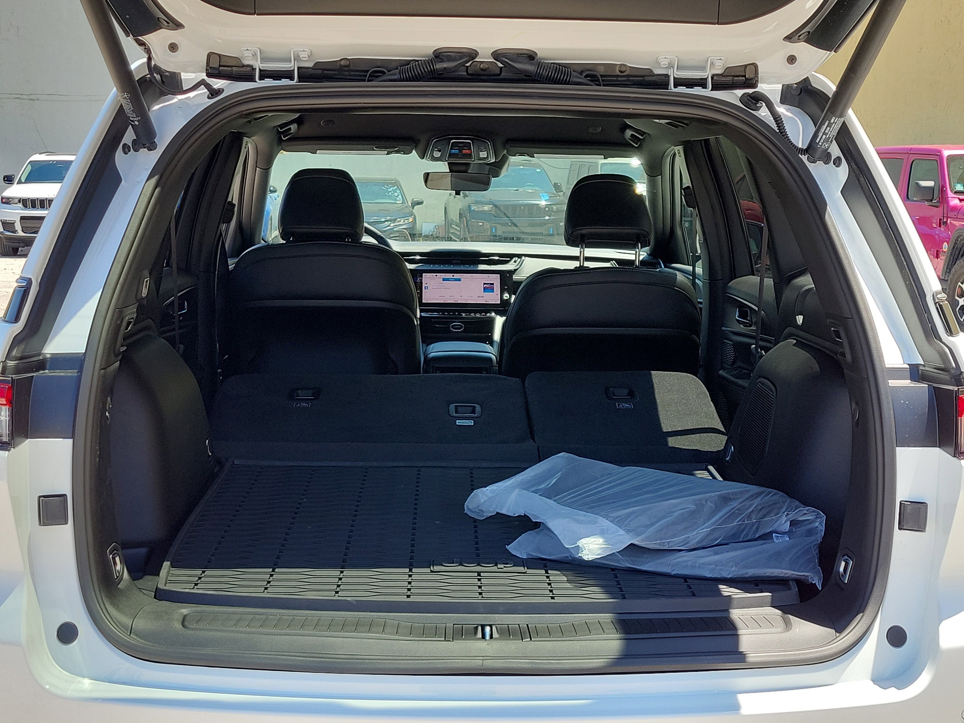 New 2026 Bright White Clear-Coat Exterior Paint Jeep Limited image 10