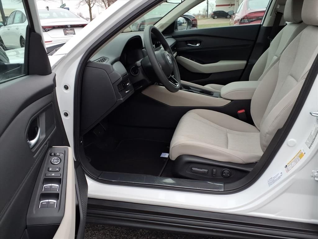 New 2025 Platinum White Pearl Honda 1.5T SE image 16