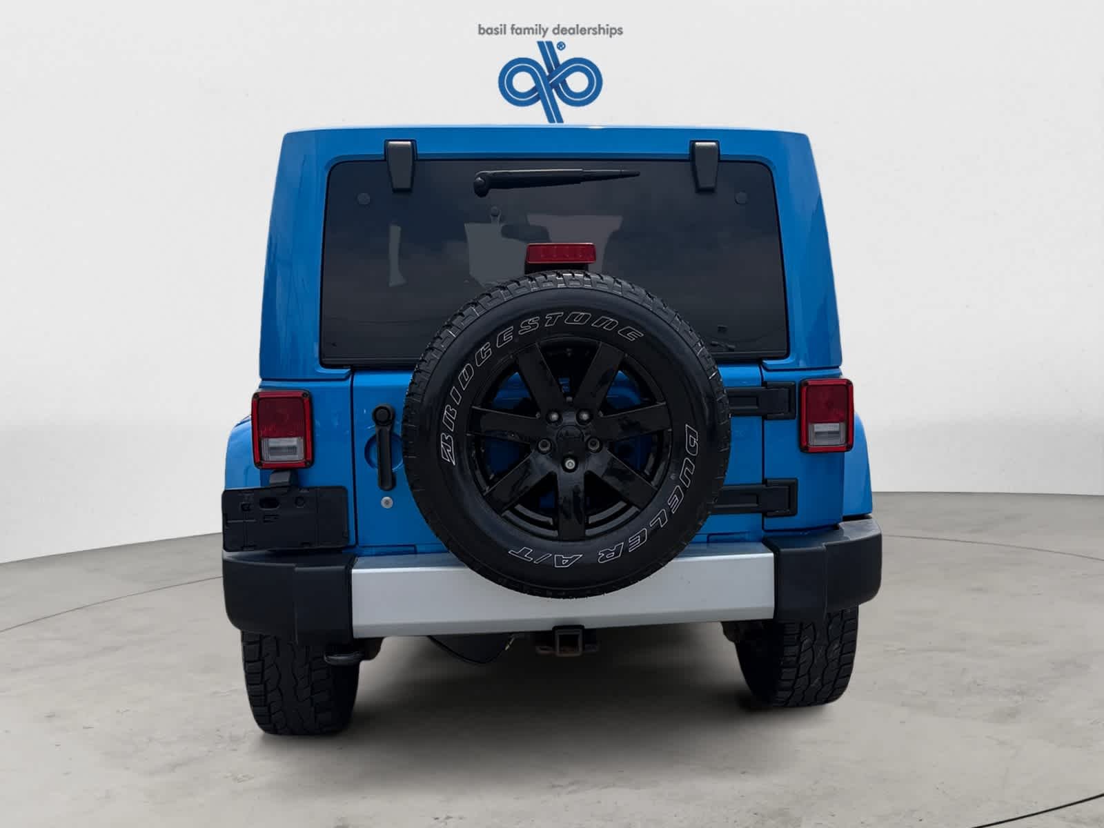 Used 2015 Hydro Blue Pearl Coat Jeep Sahara image 5