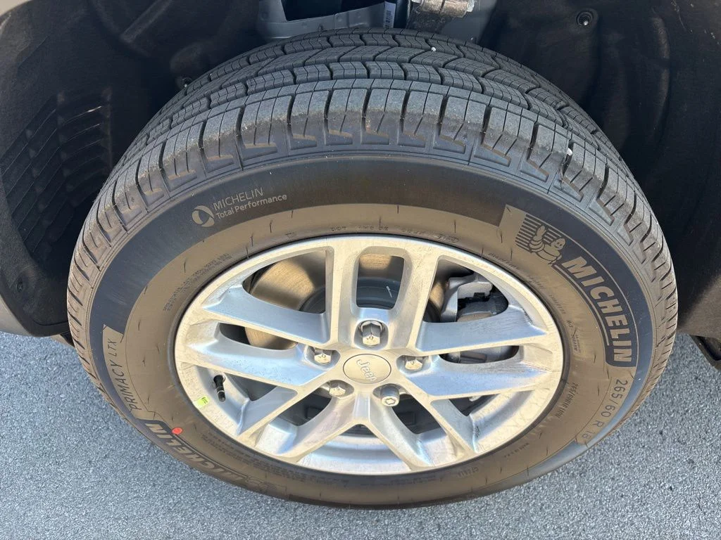 New 2026 Silver Zynith Exterior Paint Jeep Laredo image 9