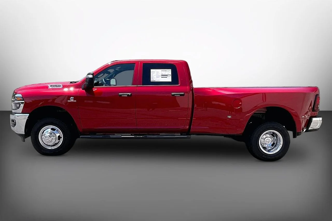 New 2026 Molten Red Pearl-Coat Exterior Paint RAM Tradesman image 5