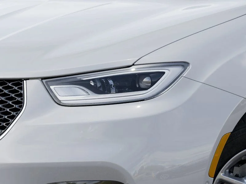 New 2026 Bright White Clear-Coat Exterior Paint Chrysler Select image 10