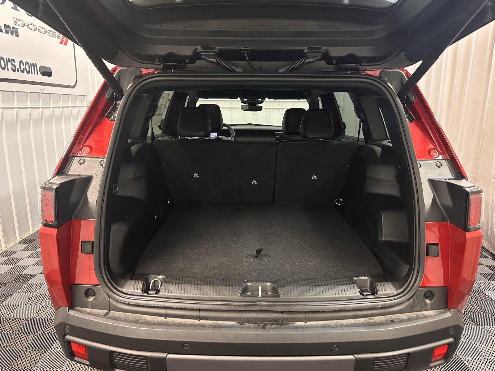 New 2026 Red Hot Pearl-Coat Exterior Paint Jeep Limited image 41