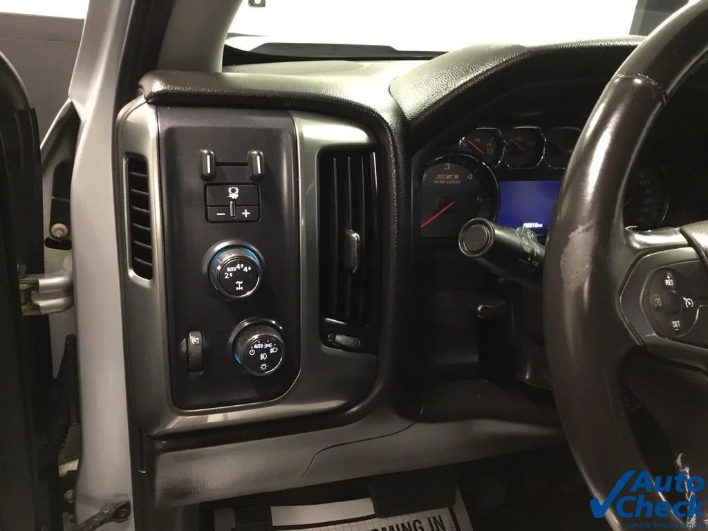 Used 2018 Silver Chevrolet LT image 27