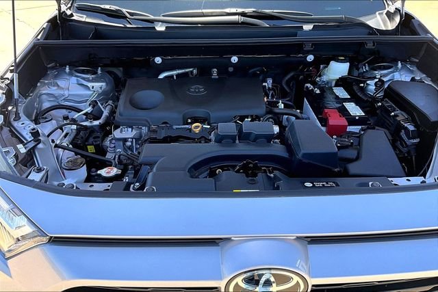 Used 2025 Silver Toyota XLE Premium image 9