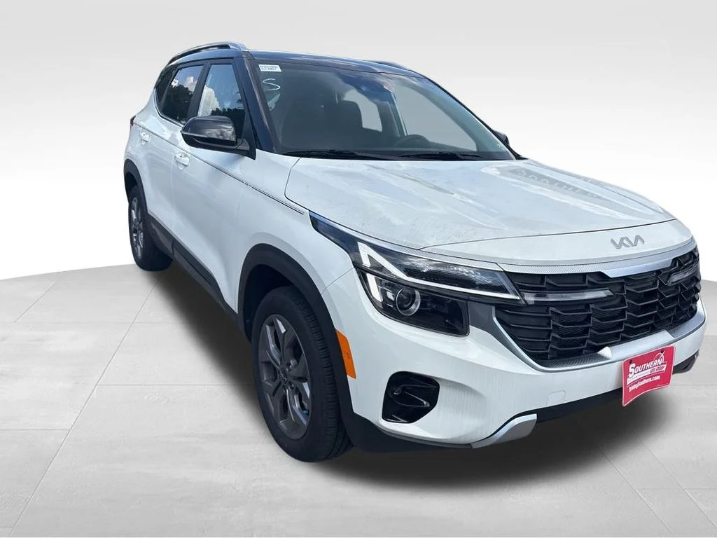 Used 2024 White Kia SX image 11