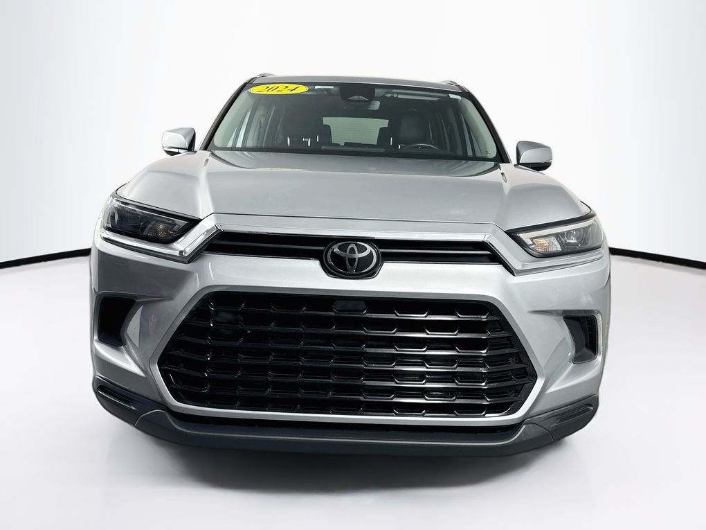 Used 2024  Toyota XLE image 2