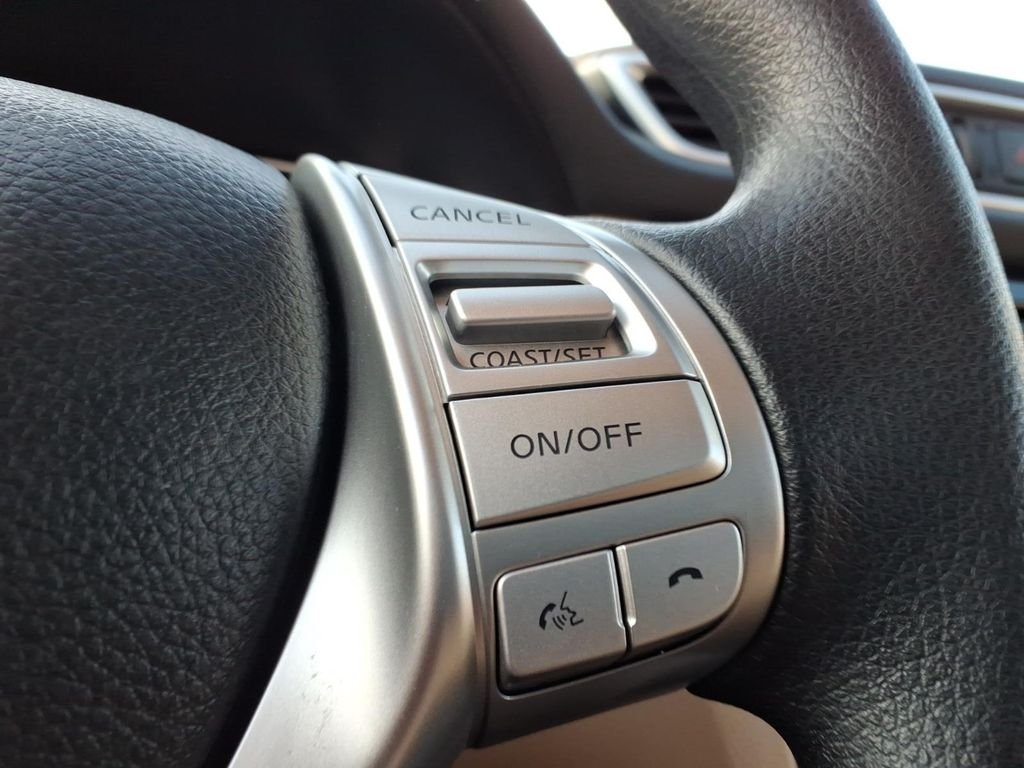 Used 2016 Cayenne Red Nissan SV image 22