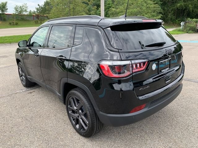 New 2026 Diamond Black Crystal Pearl-Coat Exterior Paint Jeep Limited image 2