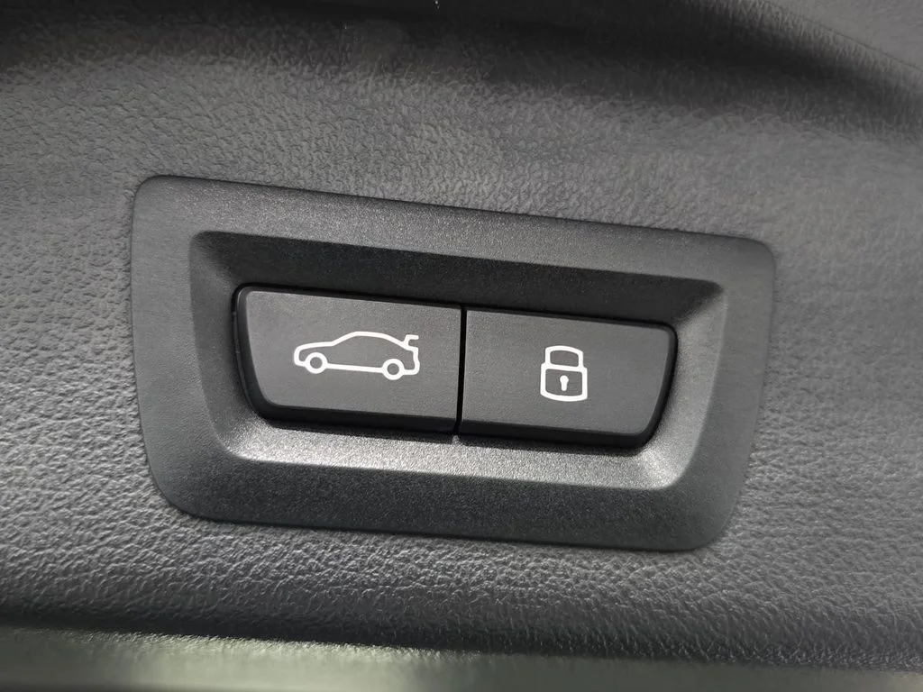 Used 2025 Gray BMW M60i image 31