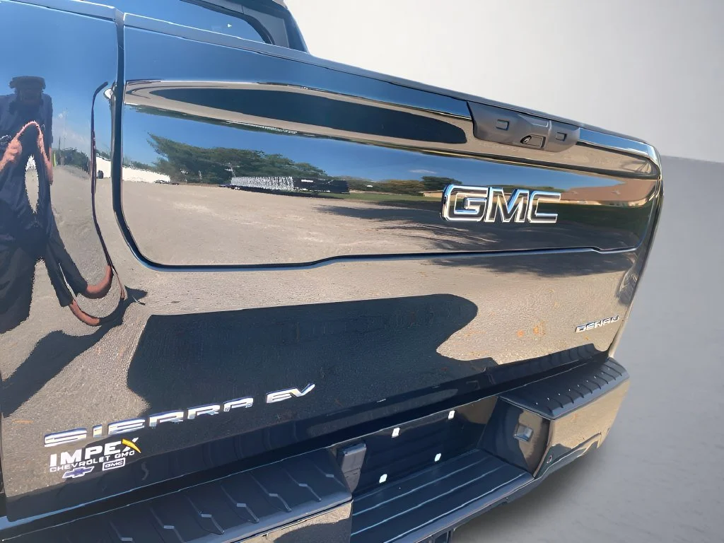 Used 2025 Onyx Black GMC Max Range Denali image 37