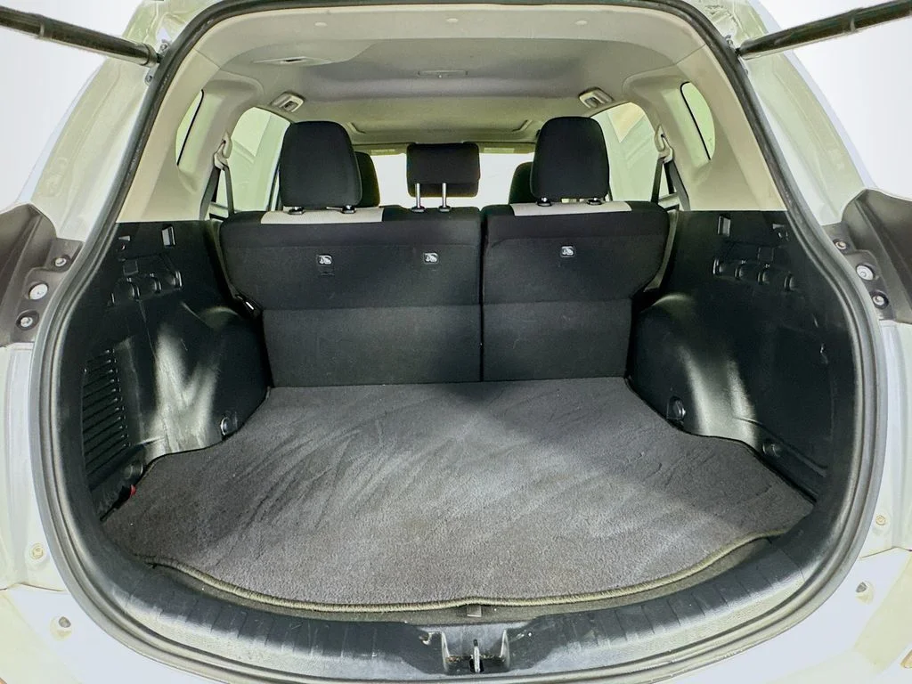 Used 2016 Super White Toyota XLE image 28