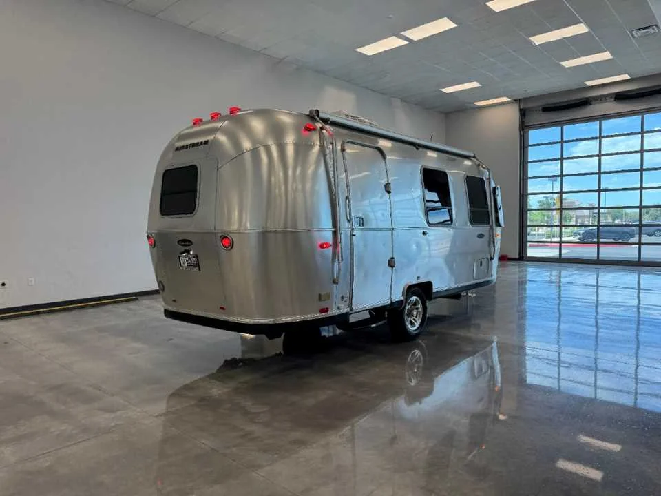 Used 2016 SILVER AIRSTREAM  image 2