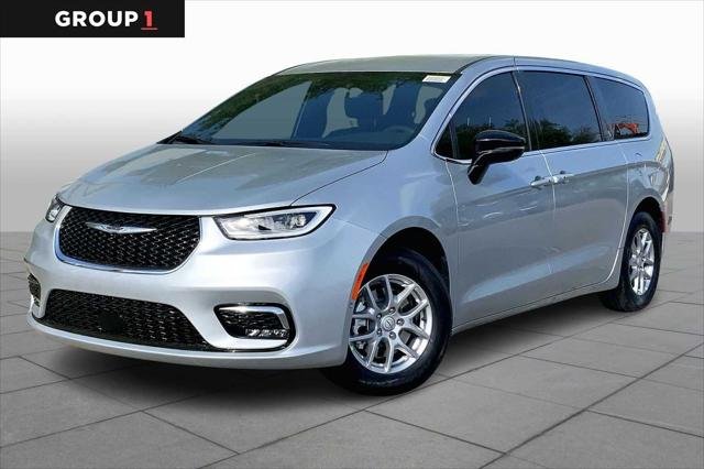 2026 Chrysler Pacifica Select's photo
