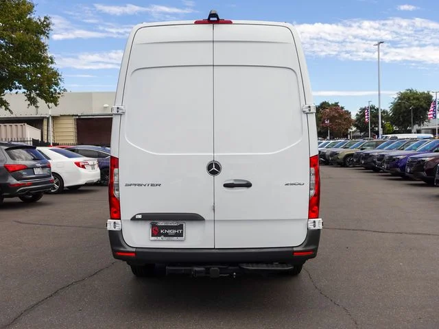 Used 2023  Mercedes-Benz Cargo 170 WB image 7