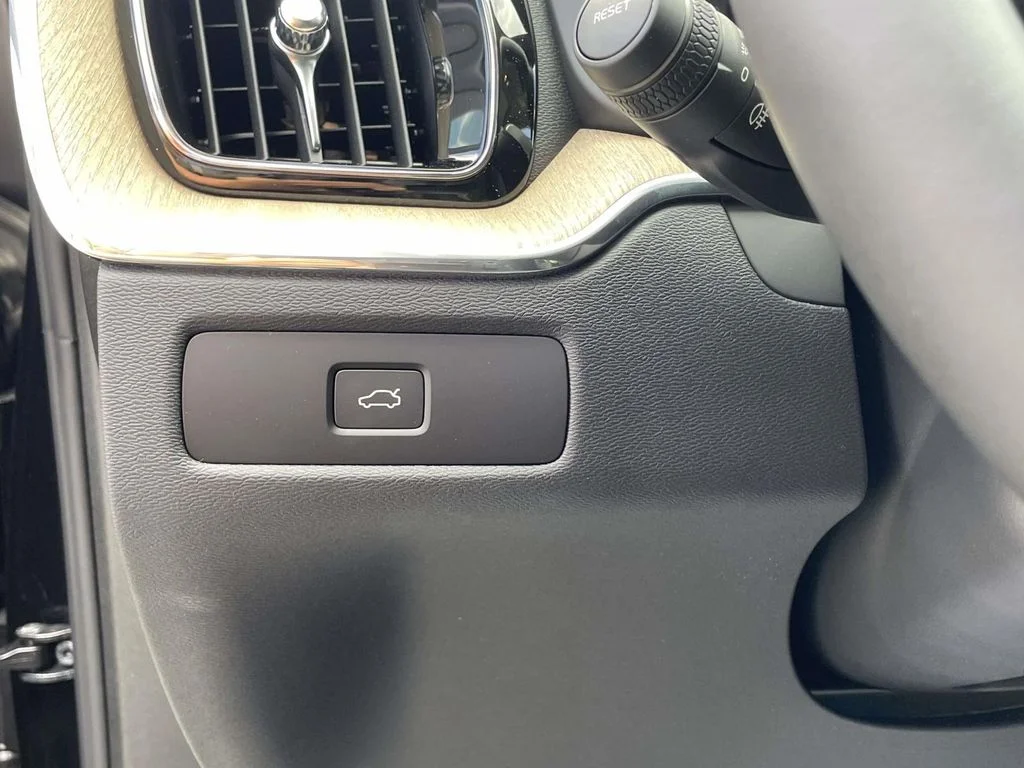 2026 Volvo XC60 Plus - Photo 9