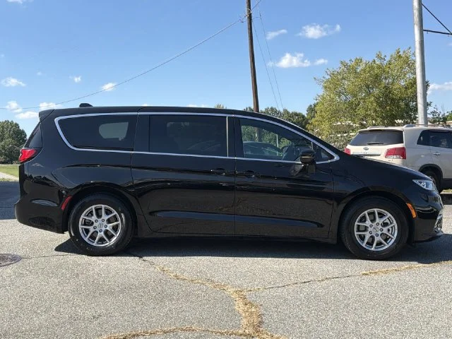 Used 2025 Black Chrysler Select image 14