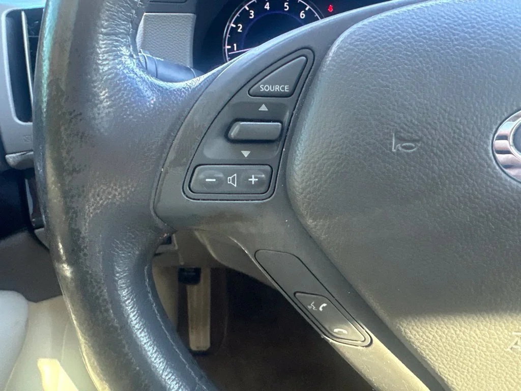 Used 2010 Moonlight White INFINITI Journey image 18