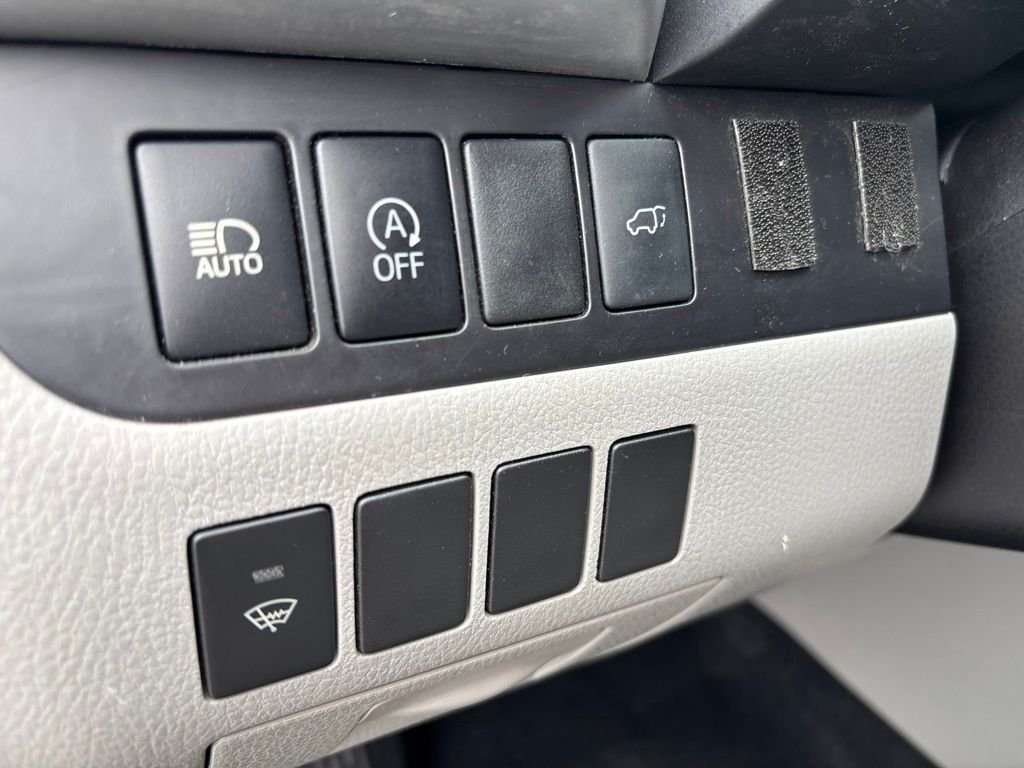 Used 2018 White Toyota LE image 24