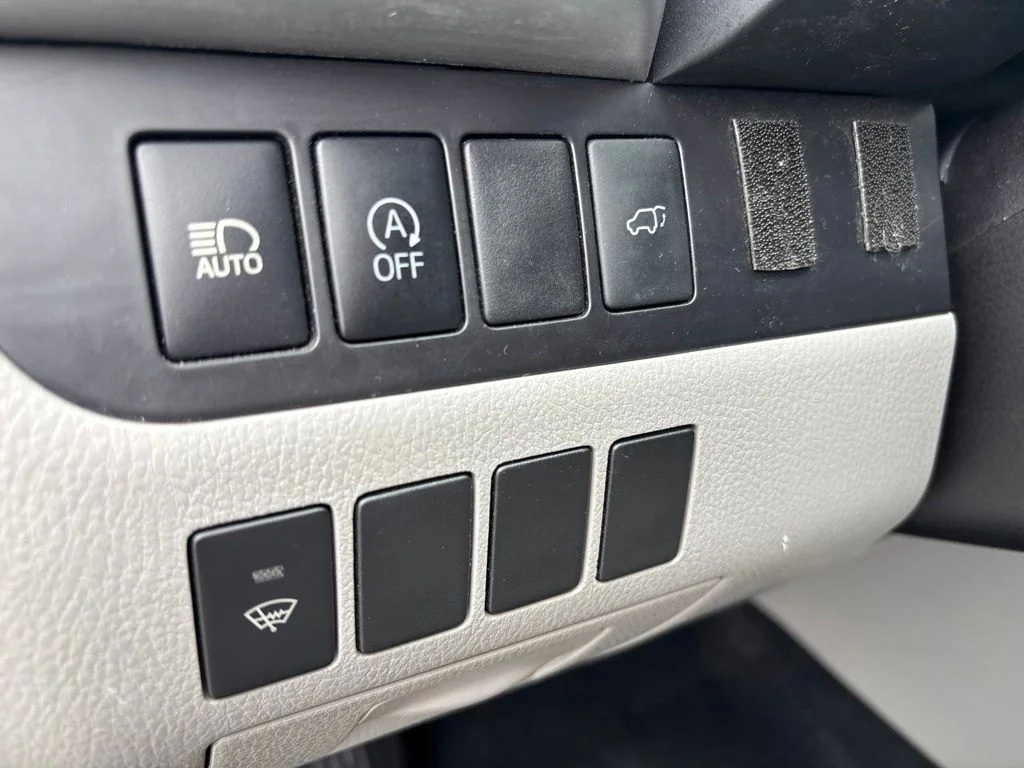 Used 2018 White Toyota LE image 24