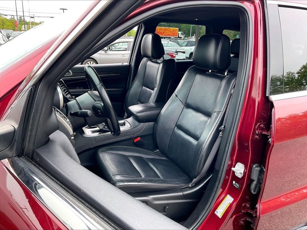 Used 2022 Velvet Red Pearlcoat Jeep Limited image 9
