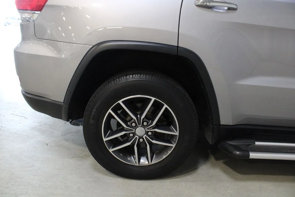 Used 2018 Silver Jeep Limited image 27