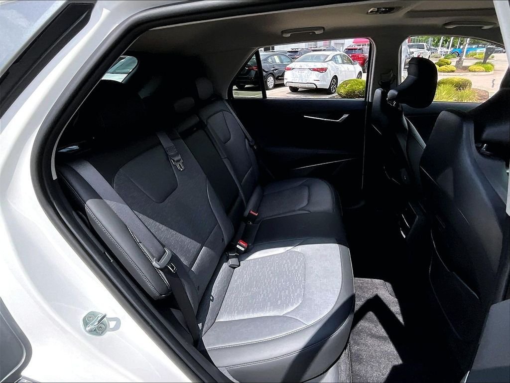 Used 2023 White Kia Wave image 16