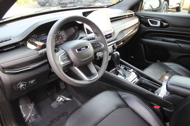 Used 2022 Gray Jeep Latitude image 3