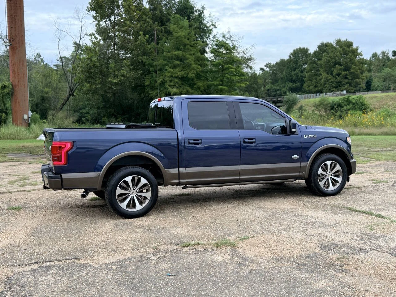 Used 2017 Blue Ford King Ranch 4x2 4dr SuperCrew 5.5 ft. SB image 5