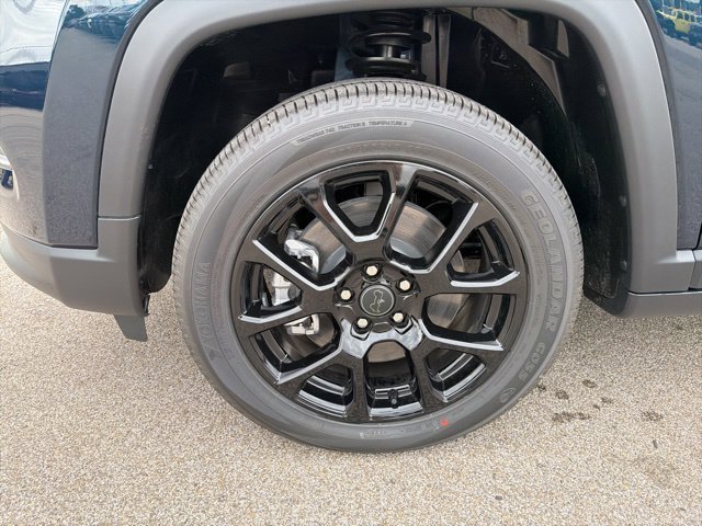 New 2026 Fathom Blue Pearl-Coat Exterior Paint Jeep Latitude image 4