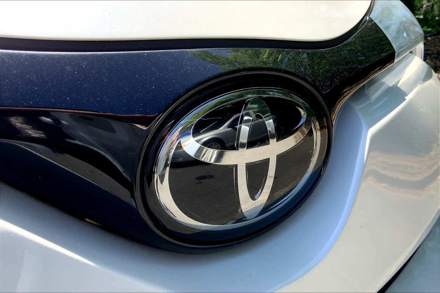 Used 2018 Blizzard Pearl Toyota XLE image 25
