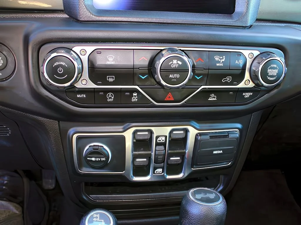 Used 2023 Silver Zynith Jeep Sahara image 16