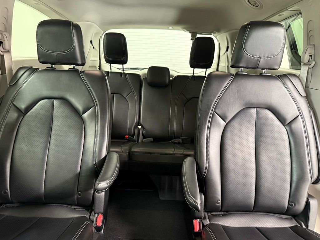 Used 2024 Black Chrysler Touring L image 19