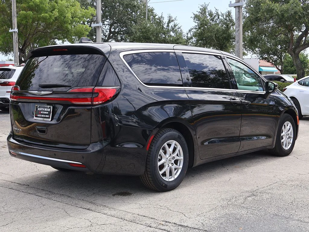 Used 2023 Black Chrysler Touring L image 8