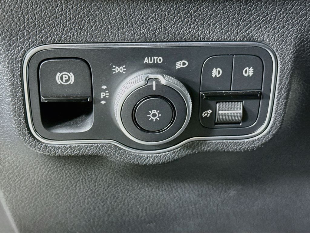 Used 2023 White Mercedes-Benz GLB 250 image 10